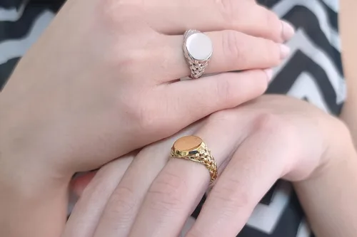 Vista 4 de Anillo de sello trenzado ovalado unisex en oro macizo de 9K, 14K y 18K, anillo de sello tejido personalizado, anillo Chevalier grabado con inicial