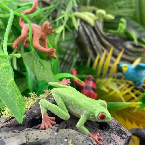 Vista 3 de Tubo de figuras TOOB® de la selva lluviosa, de la marca Safari Ltd.