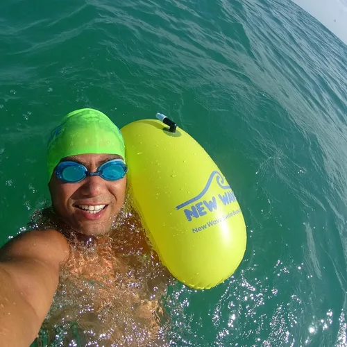 Vista 5 de Burbuja de Natación New Wave para Nadadores de Aguas Abiertas y Triatletas - Sé Brillante, Sé Visto y Sé Más Seguro con New Wave Mientras Nadas al