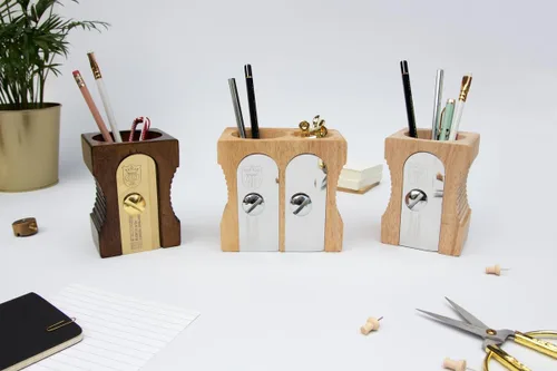 Vista 5 de Suck UK Soporte para bolígrafo para escritorio, organizador estacionario, maceta de madera, sacapuntas novedoso, ordenado de escritorio, accesorios