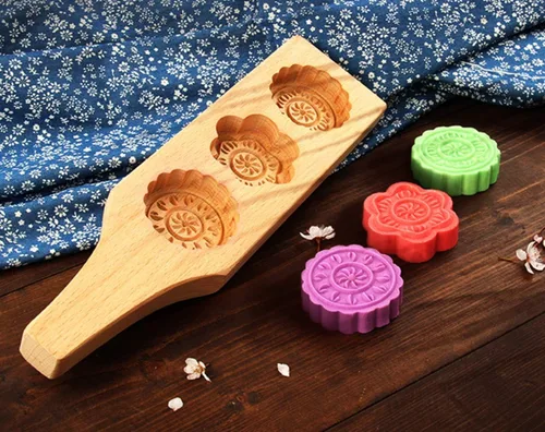Vista 3 de Molde MoonCake - Molde chino tradicional de mediados de otoño para pastel de luna, molde de 3 flores en forma de madera, hecho a mano