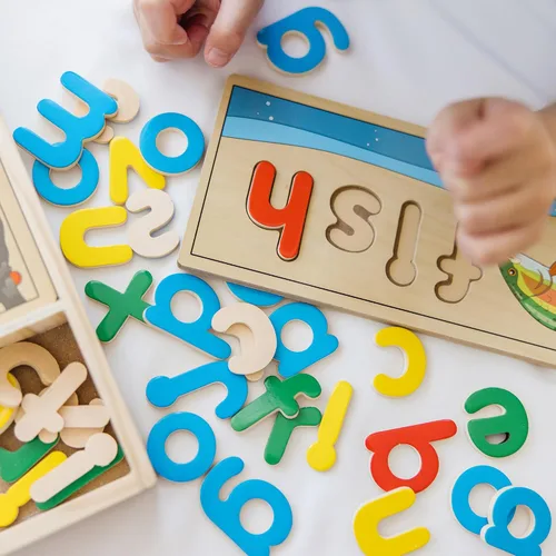 Vista 6 de Melissa & Doug See & Spell - Juguete educativo de madera, Versión estándar