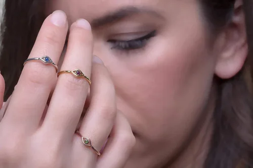 Vista 3 de Elegante joyero Delicado anillo de mal de ojo en oro macizo 9k, 14k y 18k, anillo minimalista de mal de ojo, anillo de mal de ojo de zafiro