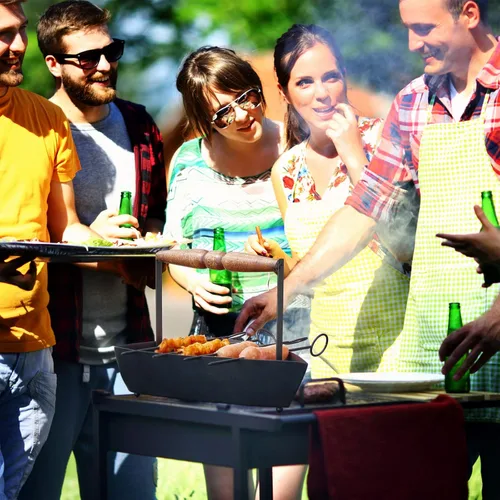 Vista 2 de Plato para servir en forma de hierro con 4 brochetas de barbacoa para parrilla de barbacoa en barco de servir, palitos de barbacoa reutilizables