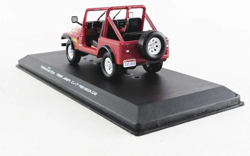 Vista 4 de Jeep CJ-7 Renegade 1983 de Sarah Connor - The Terminator (1984), auténtica decoración de películas, detalles cromados, neumáticos de goma reales