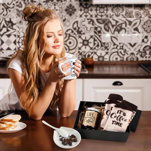 Vista 4 de Vabean Juego de Regalo para Amantes del Café de 5 Piezas - Incluye Taza y Soporte para Cuchara, Vela y Calcetines, Canasta de Café para Hombres