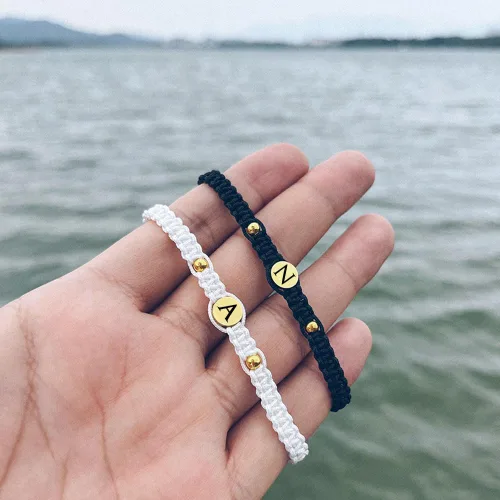 Vista 4 de Sparklejewel Pulseras personalizadas para parejas, pulseras a juego para parejas, grabado, nombre, cuerda trenzada, pulseras para parejas para él
