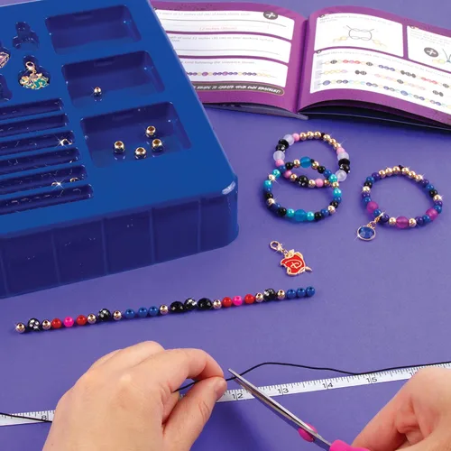 Vista 2 de Make It Real Disney Descendants 3 Fierce Fashion Jewelry Kit – Juego de bricolaje para hacer pulseras de cuentas y dijes, incluye suministros