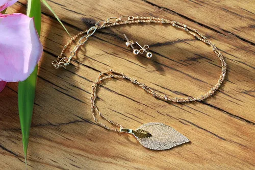 Vista 40 de Joyas de hoja de oro rosa y plata para mujer. Pendientes de hoja natural y collares circulares colgantes. Elegantes conjuntos de joyas colgantes.