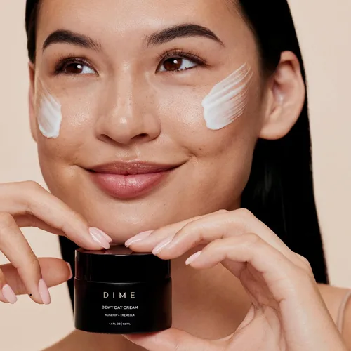 Vista 6 de DIME Beauty Dewy Day Cream - Crema hidratante facial antienvejecimiento con aceite de rosa mosqueta, ceramidas y hongos de nieve para pieles secas