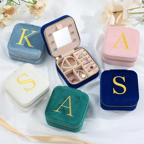 Vista 2 de Parima Joyero de viaje de terciopelo de felpa, joyero pequeño, organizador de joyas de viaje con iniciales personalizadas, cajas de joyería