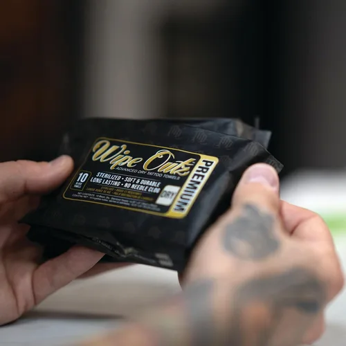 Vista 5 de Wipe Outz Toallas negras para tatuajes – Toallitas secas de alta calidad para tatuajes y cuidados posteriores de PMU – Toallitas suaves