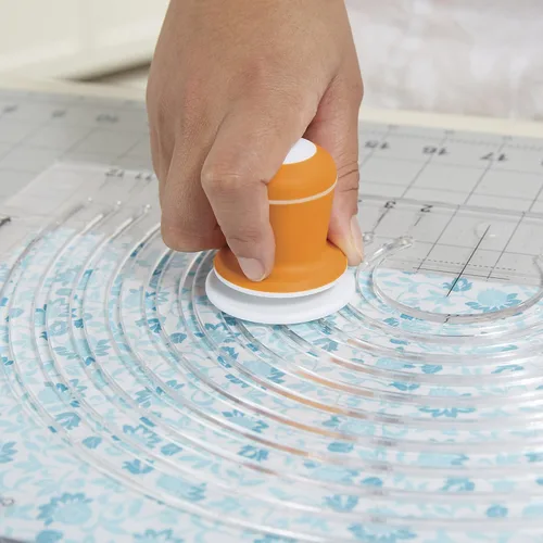 Vista 6 de Fiskars - Cortador circular de tela, corte círculos en tela sin rastrear 11 Size Options from 2" to 12" in Diamter, Rotating & SoftGrip Handle for