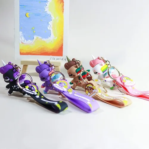 Vista 4 de BEXOA Bonito llavero de regalo de Navidad Mochila Kawaii de Año Nuevo con dije de unicornio de dibujos animados llavero de auto para mujeres