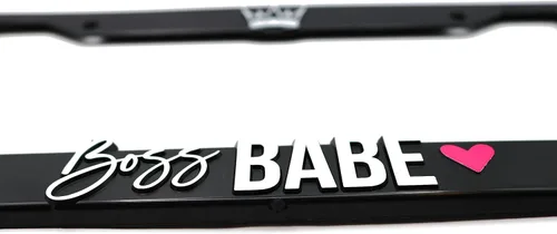 Vista 3 de Boss Babe - Marco de matrícula elevado 3D 1 paquete de cubierta para placa de automóvil Soporte universal para placa de automóvil negro de EE.