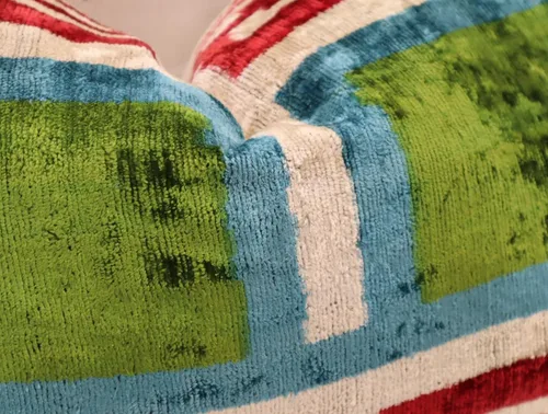 Vista 6 de CANVELLO Almohada de terciopelo de lujo hecha a mano con inserto de plumón, 16 x 24 pulgadas, patrón geométrico rojo, verde, azul y crema, cojín