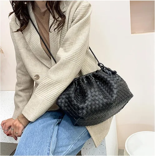 Vista 2 de NAARIIAN Bolsa de dumpling, bolso de mano para mujer, bolso de hombro para mujer, bolso de mano de diseñador de nube, bolso tejido de piel sintética