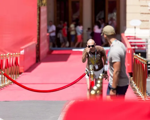 Vista 8 de Woanger Juego de 8 decoraciones de fiesta de alfombra roja de 27.5 pulgadas, postes ligeros y cuerdas de terciopelo para alfombra roja, noche