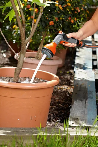 Vista 4 de Gardena Rociador Múltiple Clásico: Rociador de Jardín para Regar Canteros y Plantas en Maceta, Tres Patrones de Pulverización, Protección contra