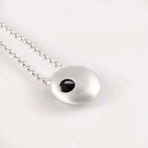 Vista 4 de Mini collar con dije en forma de lenteja, acabado satinado de plata de ley 925, acabado oxidado oscuro, cadena de cuentas de 15.7 pulgadas de largo