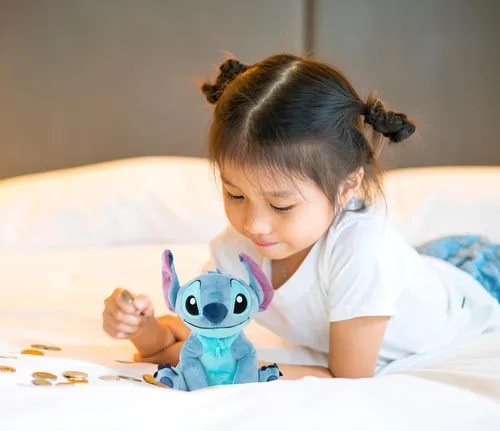 Vista 3 de Jay Franco Disney Lilo & Stitch - Banco de monedas de felpa – Decoración de habitación infantil súper suave – Alcancía irrompible para ahorrar dinero