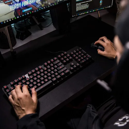 Vista 6 de Logitech G413 Teclado mecánico retroiluminado para juegos con USB Passthrough Carbon & G502 Hero High Performance Gaming Mouse