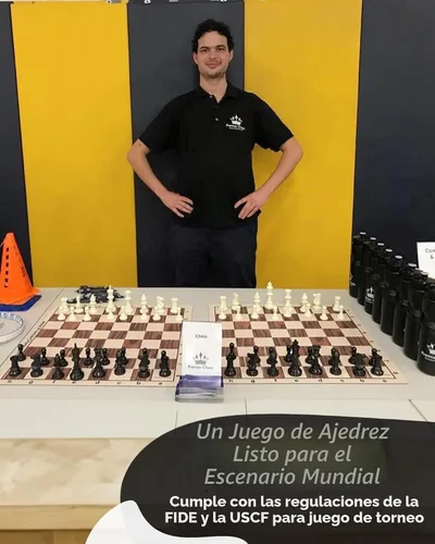 Vista 3 de Juego de ajedrez de torneo de mejor valor: piezas de ajedrez rellenas y tablero de ajedrez de vinilo negro enrollable