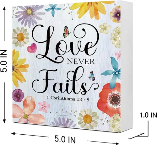 Vista 2 de Letrero de madera con texto en inglés "Love Never Fails" de 1 Corinthians 13:8, letrero de madera con versículo bíblico, decoración de escritorio