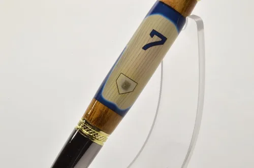 Vista 8 de Mickey Mantle Twist Pen titanio negro y titanio dorado está hecho con madera de los asientos de madera del Yankee Stadium y una muestra de un juego
