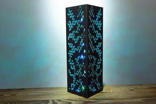 Vista 2 de Lámpara con forma de patrón triangular Lámpara de escritorio LED RGB estilo punk de ciencia ficción Lámpara de noche hecha a mano