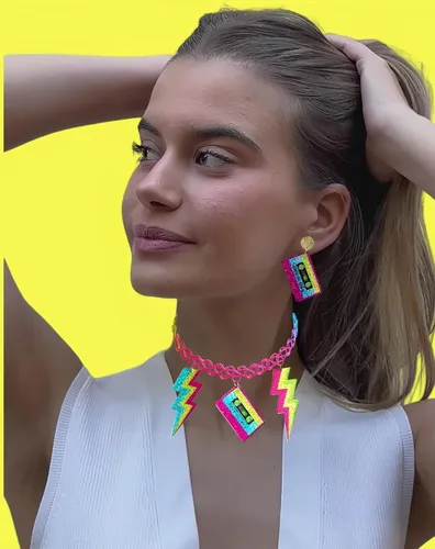 Vista 4 de Hupplle Accesorios de los años 80 y 90 para mujer, collar de acrílico de neón retro con casete de rayos, colgante de radio, joyería colorida
