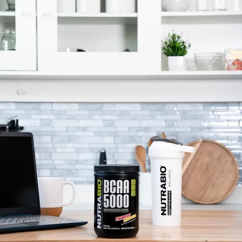 Vista 12 de NutraBio BCAA 5000 Polvo - BCAA fermentado vegano - Apoya el crecimiento muscular magro, la recuperación, la resistencia - 60 porciones - Kiwi fresa