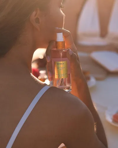 Vista 5 de Truly Perfume Body Mist Bruma refrescante con fragancia de larga duración para una piel suave, tersa y perfumada