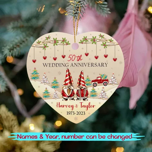 Vista 2 de Adorno personalizado de aniversario de boda número 50, adornos de Navidad de Mr & Mrs Gnomo 2024, adorno de Navidad de aniversario para pareja