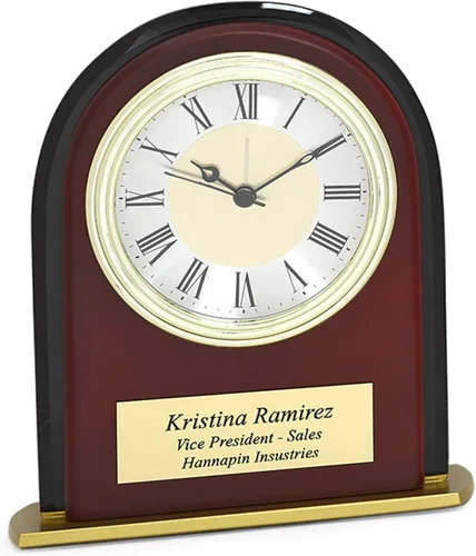 Vista 2 de Executive Gift Shoppe Reloj despertador de escritorio de caoba personalizado arqueado con grabado personalizado