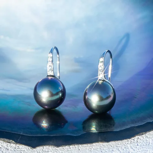 Vista 2 de Aretes de oro de 10 quilates con moissanita de 9 a 0.433in, perlas negras naturales seleccionadas a mano con calidad AAAA, diamante de moissanita
