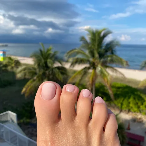Vista 3 de Alice & Bella Tiras de pedicura de gel semicuradas (Bella's Fave) para uñas de los pies Adhesivo suave Requiere luz UV Calidad de salón