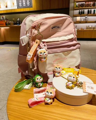 Vista 5 de BEXOA Lindo llavero de regalo de Navidad Mochila Kawaii de Año Nuevo con dije de caricatura Shiba Inu llaveros de coche para hombres y mujeres