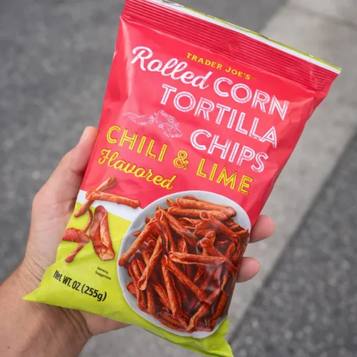 Vista 3 de Trader Joe's - Chips de tortilla de maíz enrollados con sabor a chile y lima con clip de chips Grafton Way (paquete de 1)