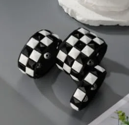 Vista 3 de Juego de 3 pulseras de cuero con remache cuadrado de tablero de ajedrez blanco y negro - Pulsera unisex estilo punk
