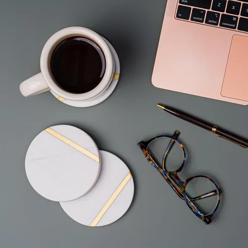 Vista 7 de Cork & Mill Juego de 6 posavasos de mármol, decoración moderna y estética de lujo para mesa de café, mármol blanco con incrustaciones de latón