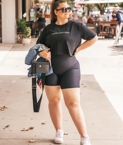 Vista 2 de NEW YOUNG Paquete de 3 pantalones cortos de ciclismo de talla grande con bolsillos para mujer, pantalones de yoga de cintura alta de 8 pulgadas