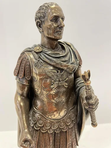 Vista 6 de Cayo Julio César en uniforme militar romano Estatua Acabado Bronce