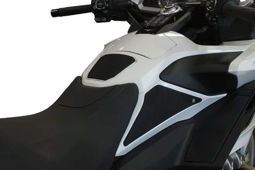 Vista 2 de TechSpec Puños para tanque Gripster - Compatible con HONDA GOLD WING (17-CURRENT) - 62-2028-SS - SnakeSkin
