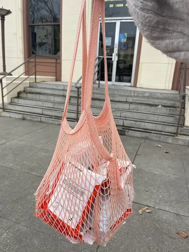 Vista 3 de Bolsa de red de malla con bolsa larga con asa de hombro, estirable y reutilizable para compras de comestibles, almacenamiento de juguetes de playa