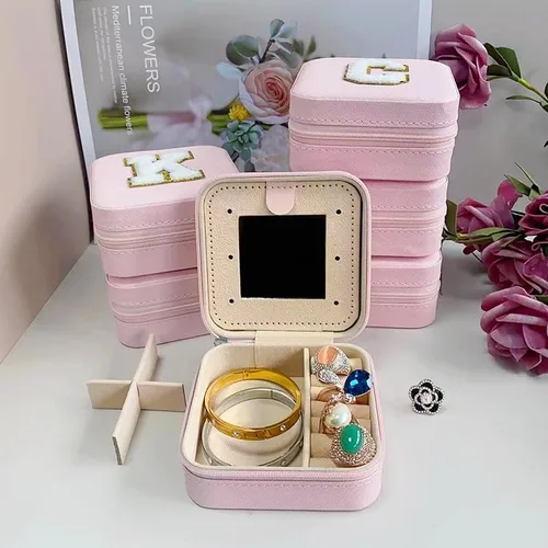 Vista 3 de ZITEZHGO Joyero de viaje con letras, organizador de joyas, bonita caja pequeña rosa para niñas y mujeres con espejo (rosa, S)