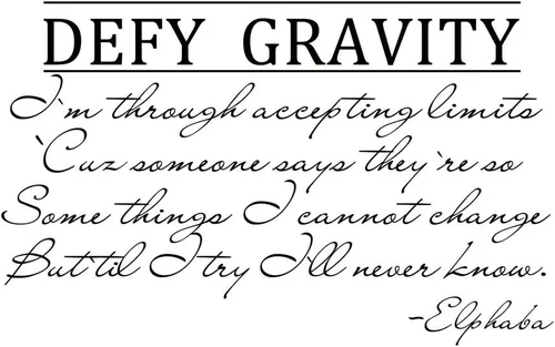 Vista 3 de DEFY GRAVITY vinilo adhesivo de pared inspirado con cita de Elphaba con letras de pared para pared, diseño de pared, color blanco Matte removable