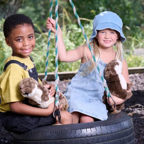 Vista 7 de The Petting Zoo Animal de peluche de nutria de río, regalos para niños, animales salvajes del zoológico Onez, juguete de peluche para correr de 18