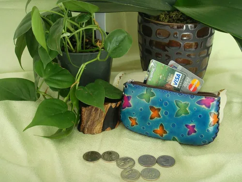Vista 3 de Bolso cambiador de muñeca de cuero genuino, patrón de peces de océano profundo, base azul cielo, Azul