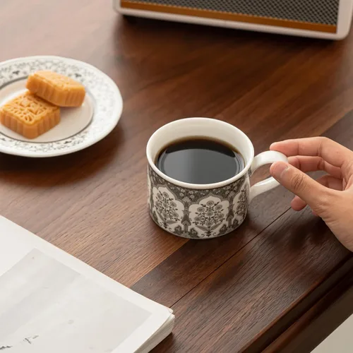 Vista 2 de Taza de café de cerámica con platillo, 8 onzas, taza de café de porcelana con margarita gris turco Iznik para oficina en casa, regalos para mujeres